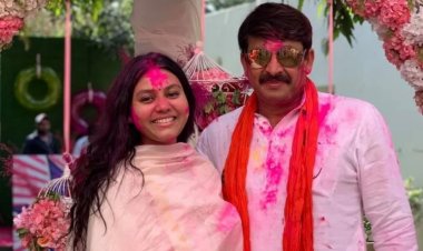 नन्ही परी को गोद में लिए अस्पताल से घर पहुंचे मनोज तिवारी, फूलों से हुआ स्वागत, देखें वीडियो