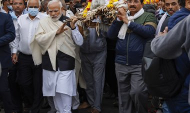 प्रधानमंत्री नरेंद्र मोदी की माँ हीराबेन का 100  साल की उम्र में निधन