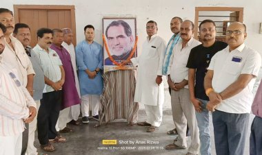 आज लोहिया आश्रम समस्तीपुर में भारत के पुर्व प्रधानमंत्री चंद्रशेखर के पुण्य तिथि के अवसर पर उनके तैल चित्र पर माल्यार्पण एवं पुष्प अर्पित कर श्रद्धांजलि देते हुए जद यू के प्रदेश महासचिव डॉ दुर्गेश राय ने कहा कि चंद्रशेखर समाजवादी आंदोलन के प्रखर नेता और अपने समय के युवा तुर्क सांसद के रूप में देश में जाने जाते हैं।