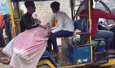 समस्तीपुर ब्रेकिंग: समस्तीपुर के मथुरापुर ओपी थाना क्षेत्र में एक किशोर की हत्या कर देने का सनसनीखेज मामला सामने आया है।  शव सारी गांव में एक नाले में फेंका हुआ मिला है। उसके गर्दन पर निशान मिले हैं। जिससे आशंका जताई जा रही है कि बदमाशों ने गला दबाकर उसकी हत्या कर दी है। मृत किशोर की पहचान रामनगर निवासी विजय साह के 15 वर्षीय पुत्र गनी कुमार के रूप में की गई है। पुलिस मौके पर पहुंच मामले की जांच में जुट गई।