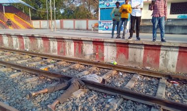 रोसड़ा स्टेशन पर एक व्यक्ति ट्रेन से कटा, घंटो से रुकी हैं ट्रेन