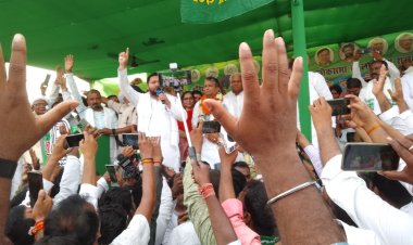 समस्तीपुर जिले के उजीयारपुर लोकसभा र्निवाचन क्षेत्र से इंडिया गठबंधन से राजद प्रतेयाशी आलोक मेहता का नामांकन के बाद,